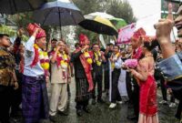 Wakil Gubernur Sumatera Utara (Sumut) Surya, bersama Menteri Koperasi RI Ferry Juliantono, Bupati Karo Antonius Ginting, jajaran Konsul Jenderal negara sahabat, membuka secara resmi Festival Bunga dan Buah Karo tahun 2026, di Taman Mejuah Juah Kota Berastagi, Kabupaten Karo, Kamis (30/7/2026)
