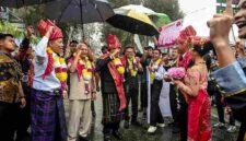 Wakil Gubernur Sumatera Utara (Sumut) Surya, bersama Menteri Koperasi RI Ferry Juliantono, Bupati Karo Antonius Ginting, jajaran Konsul Jenderal negara sahabat, membuka secara resmi Festival Bunga dan Buah Karo tahun 2026, di Taman Mejuah Juah Kota Berastagi, Kabupaten Karo, Kamis (30/7/2026)