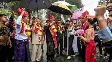 Wakil Gubernur Sumatera Utara (Sumut) Surya, bersama Menteri Koperasi RI Ferry Juliantono, Bupati Karo Antonius Ginting, jajaran Konsul Jenderal negara sahabat, membuka secara resmi Festival Bunga dan Buah Karo tahun 2026, di Taman Mejuah Juah Kota Berastagi, Kabupaten Karo, Kamis (30/7/2026)