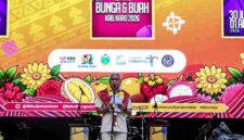 Wakil Gubernur Sumatera Utara (Sumut) Surya, bersama Menteri Koperasi RI Ferry Juliantono, Bupati Karo Antonius Ginting, jajaran Konsul Jenderal negara sahabat, membuka secara resmi Festival Bunga dan Buah Karo tahun 2026, di Taman Mejuah Juah Kota Berastagi, Kabupaten Karo, Kamis (30/7/2026)