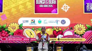 Wakil Gubernur Sumatera Utara (Sumut) Surya, bersama Menteri Koperasi RI Ferry Juliantono, Bupati Karo Antonius Ginting, jajaran Konsul Jenderal negara sahabat, membuka secara resmi Festival Bunga dan Buah Karo tahun 2026, di Taman Mejuah Juah Kota Berastagi, Kabupaten Karo, Kamis (30/7/2026)
