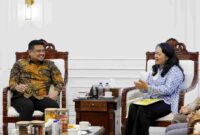 Bobby Nasution saat menerima kunjungan Ketua Dewan Pengawas Yayasan Matauli Fitri Krisnawati Tandjung, Kepala SMA Negeri 1 Matauli Pandan Deden Rachmawan, serta rombongan siswa di ruang kerjanya, Kantor Gubernur Sumatera Utara, Jalan Diponegoro Nomor 30, Medan, pada Jumat (10/7/2026).