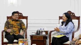 Bobby Nasution saat menerima kunjungan Ketua Dewan Pengawas Yayasan Matauli Fitri Krisnawati Tandjung, Kepala SMA Negeri 1 Matauli Pandan Deden Rachmawan, serta rombongan siswa di ruang kerjanya, Kantor Gubernur Sumatera Utara, Jalan Diponegoro Nomor 30, Medan, pada Jumat (10/7/2026).