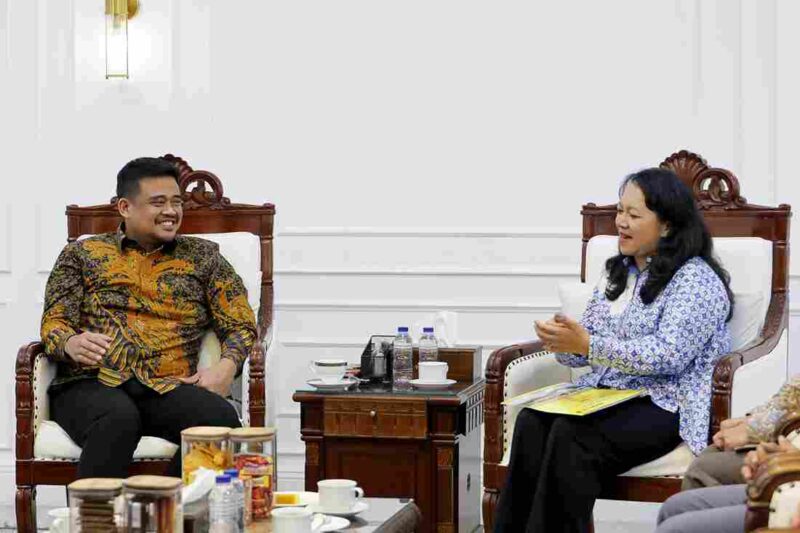 Bobby Nasution saat menerima kunjungan Ketua Dewan Pengawas Yayasan Matauli Fitri Krisnawati Tandjung, Kepala SMA Negeri 1 Matauli Pandan Deden Rachmawan, serta rombongan siswa di ruang kerjanya, Kantor Gubernur Sumatera Utara, Jalan Diponegoro Nomor 30, Medan, pada Jumat (10/7/2026).