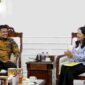 Bobby Nasution saat menerima kunjungan Ketua Dewan Pengawas Yayasan Matauli Fitri Krisnawati Tandjung, Kepala SMA Negeri 1 Matauli Pandan Deden Rachmawan, serta rombongan siswa di ruang kerjanya, Kantor Gubernur Sumatera Utara, Jalan Diponegoro Nomor 30, Medan, pada Jumat (10/7/2026).