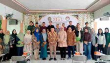 Pembina Yayasan Dharma Wanita Persatuan Provinsi Sumatera Utara (Sumut) Evi Novida Ginting menyaksikan Penandatanganan Memorandum of Understanding (MoU) antara Yayasan Dharma Wanita Persatuan Provinsi Sumatera Utara dengan Fakultas Ilmu Sosial dan Ilmu Politik (FISIPOL) Universitas Sumatera Utara (USU)  yang dilaksanakan di Aula SMP Dharma Wanita Persatuan Sumut, Jalan Dr Mansur Nomor 71 A Medan, Kamis (30/7/2026). 