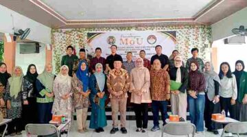 Pembina Yayasan Dharma Wanita Persatuan Provinsi Sumatera Utara (Sumut) Evi Novida Ginting menyaksikan Penandatanganan Memorandum of Understanding (MoU) antara Yayasan Dharma Wanita Persatuan Provinsi Sumatera Utara dengan Fakultas Ilmu Sosial dan Ilmu Politik (FISIPOL) Universitas Sumatera Utara (USU)  yang dilaksanakan di Aula SMP Dharma Wanita Persatuan Sumut, Jalan Dr Mansur Nomor 71 A Medan, Kamis (30/7/2026). 