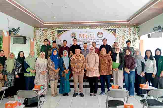Pembina Yayasan Dharma Wanita Persatuan Provinsi Sumatera Utara (Sumut) Evi Novida Ginting menyaksikan Penandatanganan Memorandum of Understanding (MoU) antara Yayasan Dharma Wanita Persatuan Provinsi Sumatera Utara dengan Fakultas Ilmu Sosial dan Ilmu Politik (FISIPOL) Universitas Sumatera Utara (USU)  yang dilaksanakan di Aula SMP Dharma Wanita Persatuan Sumut, Jalan Dr Mansur Nomor 71 A Medan, Kamis (30/7/2026). 