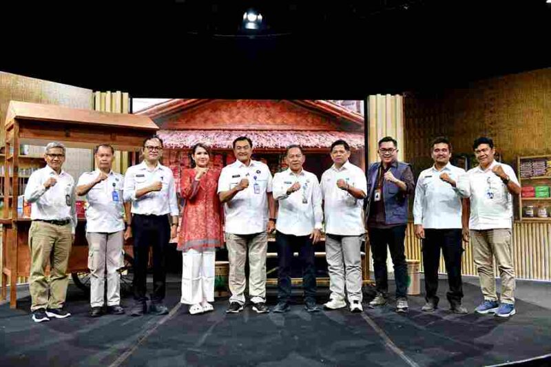 Pemerintah Provinsi Sumatera Utara (Sumut) yang diwakili oleh Kepala Badan Kesatuan Bangsa dan Politik (Kesbangpol) Provinsi Sumut Dr. Ir. Mulyono mendampingi Kepala Badan Narkotika Nasional Provinsi Sumatera Utara (Sumut) Brigjen Pol. Tatar Nugroho mengikuti dialog interaktif pada segmen Titik Kumpul yang diselenggarakan di  Studio Televisi Republik Indonesia (TVRI) Sumut, Jalan Putri Hijau Medan, Rabu (29/7/2026).