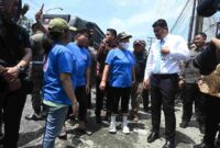 Gubernur Sumatera Utara (Sumut) Muhammad Bobby Afif Nasution didampingi Kepala Dinas Bina Marga, Bina Konstruksi, dan Cipta Karya (BMBKCK) Provinsi Sumut Chandra Dalimunthe meninjau langsung kondisi jalan rusak di Helvetia Pasar 9, Kabupaten Deliserdang, Kamis (30/7/2026).