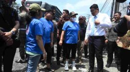 Gubernur Sumatera Utara (Sumut) Muhammad Bobby Afif Nasution didampingi Kepala Dinas Bina Marga, Bina Konstruksi, dan Cipta Karya (BMBKCK) Provinsi Sumut Chandra Dalimunthe meninjau langsung kondisi jalan rusak di Helvetia Pasar 9, Kabupaten Deliserdang, Kamis (30/7/2026).