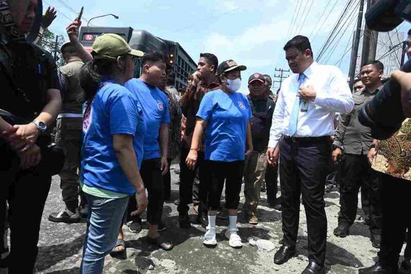 Gubernur Sumatera Utara (Sumut) Muhammad Bobby Afif Nasution didampingi Kepala Dinas Bina Marga, Bina Konstruksi, dan Cipta Karya (BMBKCK) Provinsi Sumut Chandra Dalimunthe meninjau langsung kondisi jalan rusak di Helvetia Pasar 9, Kabupaten Deliserdang, Kamis (30/7/2026).