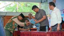 Gubernur Sumut, Bobby Nasution berdiskusi dengan masyarakat Kecamatan Sirombu, Kabupaten Nias Barat, Sabtu (18/7/2026).