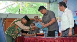 Gubernur Sumut, Bobby Nasution berdiskusi dengan masyarakat Kecamatan Sirombu, Kabupaten Nias Barat, Sabtu (18/7/2026). 