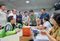 Gubernur Sumatera Utara Muhammad Bobby Afif Nasution saat meninjau kegiatan CKG yang digelar PT GoTo bersama Kementerian Kesehatan, Pemerintah Kota Medan, dan Dinas Kesehatan Provinsi Sumatera Utara di Kantor Gojek, Kompleks CBD Polonia, Kota Medan, pada Selasa (28/7/2026).