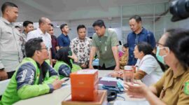 Gubernur Sumatera Utara Muhammad Bobby Afif Nasution saat meninjau kegiatan CKG yang digelar PT GoTo bersama Kementerian Kesehatan, Pemerintah Kota Medan, dan Dinas Kesehatan Provinsi Sumatera Utara di Kantor Gojek, Kompleks CBD Polonia, Kota Medan, pada Selasa (28/7/2026).