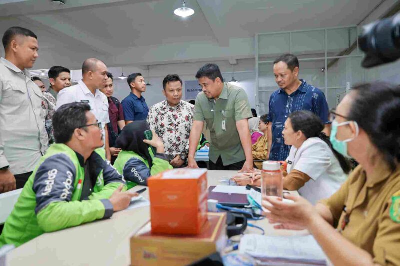 Gubernur Sumatera Utara Muhammad Bobby Afif Nasution saat meninjau kegiatan CKG yang digelar PT GoTo bersama Kementerian Kesehatan, Pemerintah Kota Medan, dan Dinas Kesehatan Provinsi Sumatera Utara di Kantor Gojek, Kompleks CBD Polonia, Kota Medan, pada Selasa (28/7/2026).