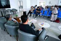Asisten Pemerintah dan Kesejahteraan Rakyat Pemprov Sumut, Basarin Yunus Tanjung bersama Kepala Bidang Informasi dan Komunikasi Publik Dinas Kominfo Sumut Porman Mahulae saat konferensi pers terkait Perayaan HUT ke-81 RI, di Anjungan Dekranasda Sumut, lantai 1 Kantor Gubernur Sumut, Jalan Diponegoro No. 30 Medan, Kamis (30/7/2026).