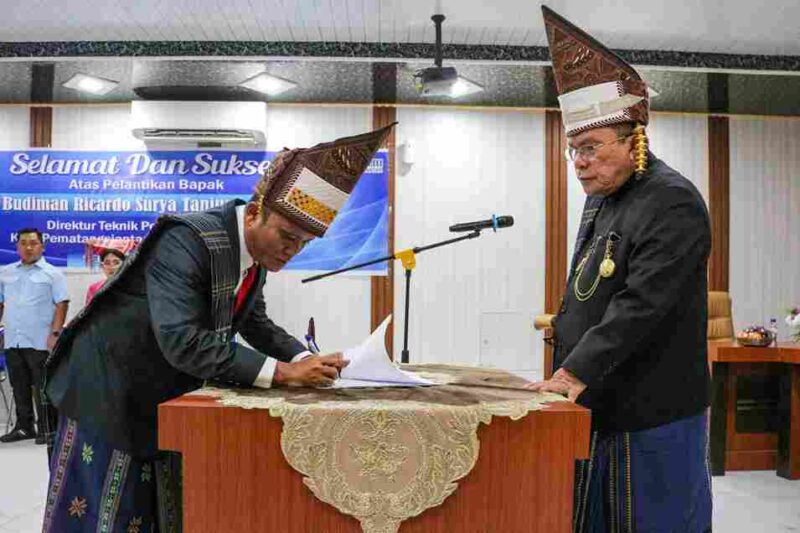 Wali Kota Wesly Silalahi melantik Budiman Ricardo Surya Tanjung sebagai Direktur Teknik Perumda Air Minum Tirta Uli Pematangsiantar periode 2026–2031.