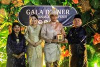 Pasangan Wali Kota Medan bersama Wali Kota Pematangsiantar saat menyerahkan Plakat. 