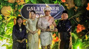 Pasangan Wali Kota Medan bersama Wali Kota Pematangsiantar saat menyerahkan Plakat. 