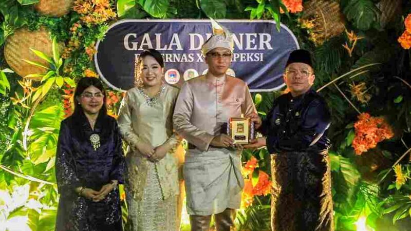 Pasangan Wali Kota Medan bersama Wali Kota Pematangsiantar saat menyerahkan Plakat. 