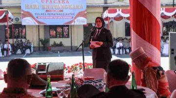 Wakil Wali Kota Herlina menghadiri Upacara HUT Bhayangkara ke-80 di Polres Pematangsiantar.