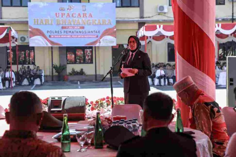 Wakil Wali Kota Herlina menghadiri Upacara HUT Bhayangkara ke-80 di Polres Pematangsiantar.