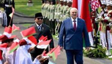 Presiden Prabowo Subianto menyambut kedatangan Presiden Republik Belarus Aleksandr Lukashenko dalam rangka kunjungan kenegaraan di Istana Merdeka, Jakarta, pada Kamis, 2 Juli 2026. Foto: BPMI Setpres