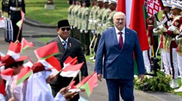 Presiden Prabowo Subianto menyambut kedatangan Presiden Republik Belarus Aleksandr Lukashenko dalam rangka kunjungan kenegaraan di Istana Merdeka, Jakarta, pada Kamis, 2 Juli 2026. Foto: BPMI Setpres