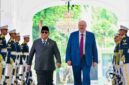 Presiden Prabowo Subianto dan Presiden Aleksandr Lukashenko berjalan bersama dalam rangkaian upacara penyambutan kenegaraan di Istana Merdeka, Jakarta, pada Kamis, 2 Juli 2026. Foto: BPMI Setpres.