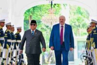 Presiden Prabowo Subianto dan Presiden Aleksandr Lukashenko berjalan bersama dalam rangkaian upacara penyambutan kenegaraan di Istana Merdeka, Jakarta, pada Kamis, 2 Juli 2026. Foto: BPMI Setpres.