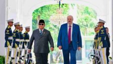 Presiden Prabowo Subianto dan Presiden Aleksandr Lukashenko berjalan bersama dalam rangkaian upacara penyambutan kenegaraan di Istana Merdeka, Jakarta, pada Kamis, 2 Juli 2026. Foto: BPMI Setpres.