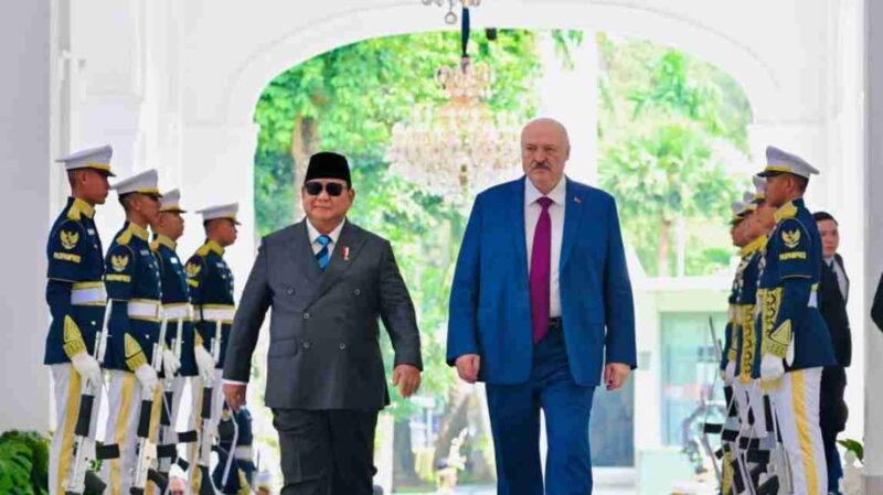 Presiden Prabowo Subianto dan Presiden Aleksandr Lukashenko berjalan bersama dalam rangkaian upacara penyambutan kenegaraan di Istana Merdeka, Jakarta, pada Kamis, 2 Juli 2026. Foto: BPMI Setpres.
