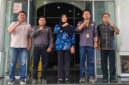 Plt. Ketua DPC Pro Jurnalismedia Andrew T Panjaitan,ST bersama Ketua dan Sekretaris Muscab II DPC PJS Kota Pematangsiantar foto bersama dengan Wakil Wali Kota Pematangsiantar, Herlina didampingi Sekretaris Diskominfo Pematangsiantar. 