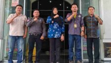 Plt. Ketua DPC Pro Jurnalismedia Andrew T Panjaitan,ST bersama Ketua dan Sekretaris Muscab II DPC PJS Kota Pematangsiantar foto bersama dengan Wakil Wali Kota Pematangsiantar, Herlina didampingi Sekretaris Diskominfo Pematangsiantar. 