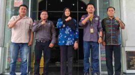 Plt. Ketua DPC Pro Jurnalismedia Andrew T Panjaitan,ST bersama Ketua dan Sekretaris Muscab II DPC PJS Kota Pematangsiantar foto bersama dengan Wakil Wali Kota Pematangsiantar, Herlina didampingi Sekretaris Diskominfo Pematangsiantar. 