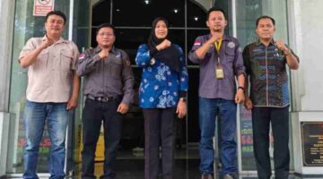 Plt. Ketua DPC Pro Jurnalismedia Andrew T Panjaitan,ST bersama Ketua dan Sekretaris Muscab II DPC PJS Kota Pematangsiantar foto bersama dengan Wakil Wali Kota Pematangsiantar, Herlina didampingi Sekretaris Diskominfo Pematangsiantar. 