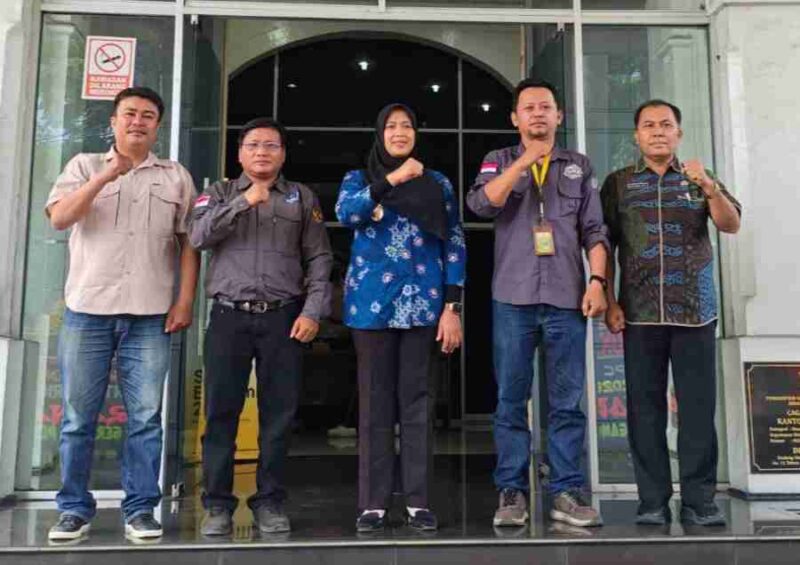 Plt. Ketua DPC Pro Jurnalismedia Andrew T Panjaitan,ST bersama Ketua dan Sekretaris Muscab II DPC PJS Kota Pematangsiantar foto bersama dengan Wakil Wali Kota Pematangsiantar, Herlina didampingi Sekretaris Diskominfo Pematangsiantar. 
