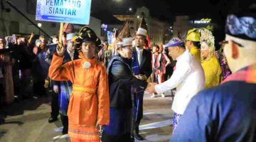 Wesly Silalahi memimpin delegasi Pematangsiantar menampilkan budaya Simalungun dan ragam etnis pada Karnaval Budaya Nusantara Rakernas APEKSI 2026 di Medan.