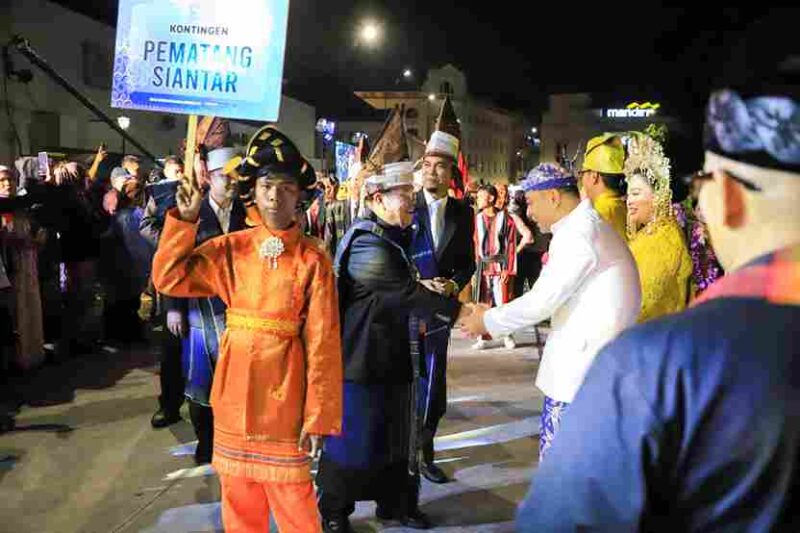 Wesly Silalahi memimpin delegasi Pematangsiantar menampilkan budaya Simalungun dan ragam etnis pada Karnaval Budaya Nusantara Rakernas APEKSI 2026 di Medan.