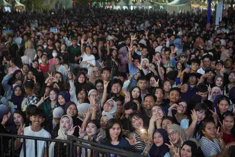 Ribuan warga memadati Pesona Colorful Medan.