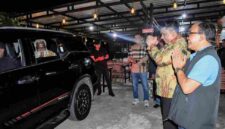 Bupati Samosir Vandiko T. Gultom usai menjamu Wagub Papua Selatan Paskalis Imadawa di Tuktuk Siadong