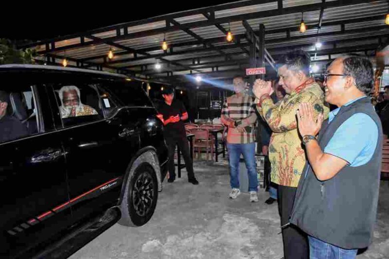 Bupati Samosir Vandiko T. Gultom usai menjamu Wagub Papua Selatan Paskalis Imadawa di Tuktuk Siadong