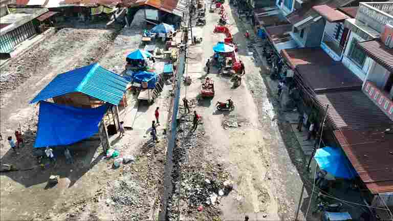 Pemko Pematangsiantar mempercepat pemulihan Pasar Dwikora pascakebakaran dengan menyalurkan bantuan pedagang serta menyiapkan 226 kios sementara.