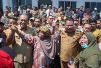 Bupati Asahan merespons aspirasi warga Bandar Pulau terkait pembangunan jalan empat desa dan menyatakan akan menindaklanjuti sesuai kemampuan APBD.