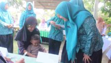 Ketua TP PKK Kabupaten Asahan meninjau Posyandu Gelatik dan dua Posyandu