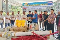 PT Socfindo Kebun Lae Butar menyalurkan bantuan alat panen dan APD kepada kelompok tani binaan di Aceh Singkil melalui program kemitraan dan BMP.