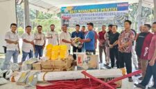 PT Socfindo Kebun Lae Butar menyalurkan bantuan alat panen dan APD kepada kelompok tani binaan di Aceh Singkil melalui program kemitraan dan BMP.