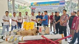 PT Socfindo Kebun Lae Butar menyalurkan bantuan alat panen dan APD kepada kelompok tani binaan di Aceh Singkil melalui program kemitraan dan BMP.
